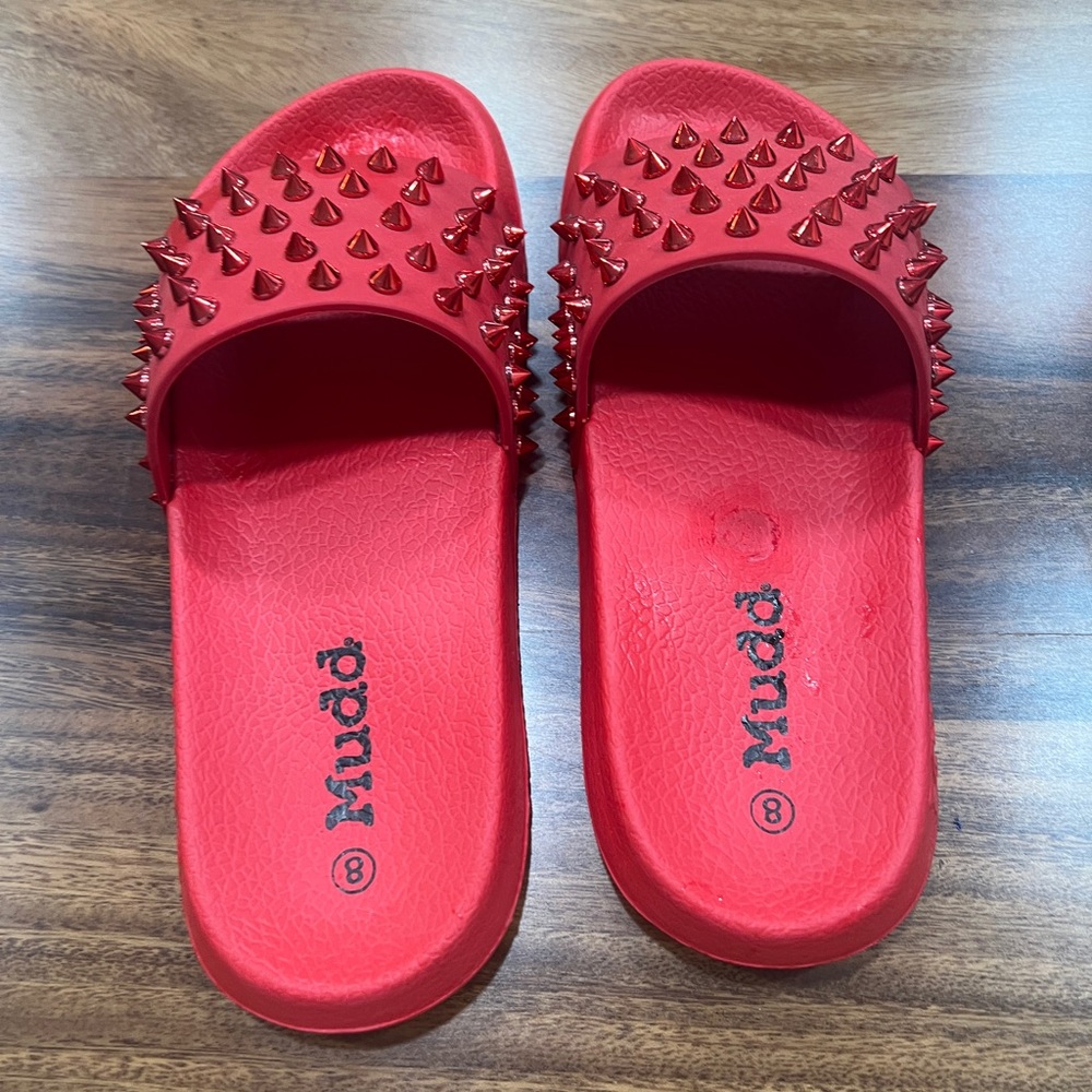 Red spiked MUDD slides W8